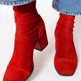 Alma– Zamszowe botki na słupku