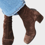 Alma– Zamszowe botki na słupku