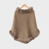 Milena – Eleganckie Zimowe Ponczo z Futrzanym Wykończeniem