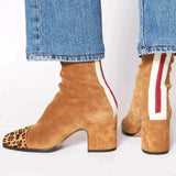 Alma– Zamszowe botki na słupku